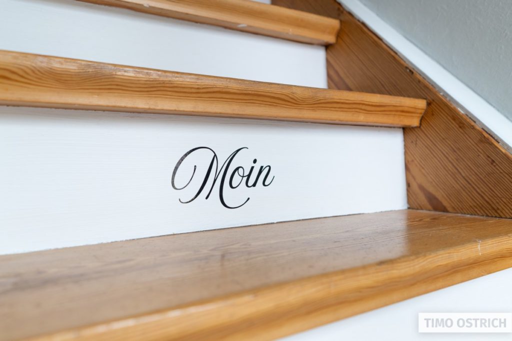 Geplotteter Schriftzug auf einer Treppenstufe