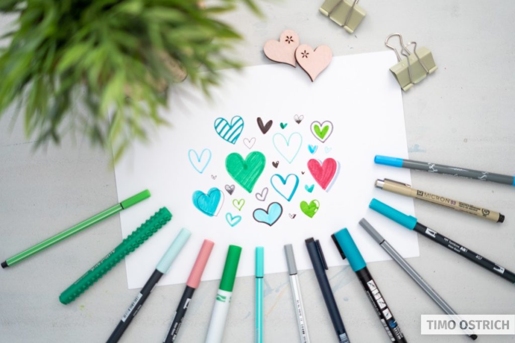 Herzen mit verschiedenen Stiften malen